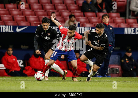 Angel Martin Correa (Atletico de Madrid) se bat pour le contrôle de la balle Copa del Rey match entre l'Atletico de Madrid vs FC Séville au stade Wanda Metropolitano de Madrid, Espagne, le 17 janvier 2018. Más Información Gtres Crédit : Comuniación sur ligne, S.L./Alamy Live News Banque D'Images