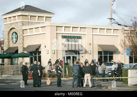 Napa, CA, USA. 17 Jan, 2018. Le personnel d'application de la loi a répondu à un tournage au Starbucks au Jefferson Street et Avenue Lincoln le mercredi matin lors de la recherche pour le suspect. L'une des victimes a été vu leur transport vers un hôpital de zone. Credit : Napa Valley Inscription/ZUMA/Alamy Fil Live News Banque D'Images