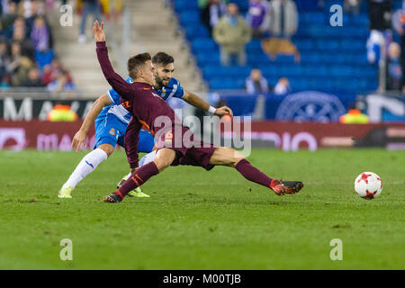 Barcelone, Espagne. 17 Jan, 2018. Le milieu de terrain du FC Barcelone Denis Suarez (6) et l'Espanyol defender Marc Navarro (2) pendant le match entre l'Espanyol v FC Barcelone, pour le cycle de 8 (1ère manche) de la coupe du roi, joué au stade du RCDE Le 17 janvier 2018 à Barcelone, Espagne. Más Información Gtres Crédit : Comuniación sur ligne, S.L./Alamy Live News Banque D'Images