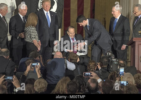 Washington, USA. 17 Jan, 2018. Le président de la United States House Paul Ryan présente la Médaille d'or du Congrès à l'ancien sénateur Bob Dole (républicain du Kansas) dans la rotonde du Capitole le mercredi 17 janvier, 2017. Le congrès a commandé des médailles d'or comme sa plus haute expression de la gratitude pour les réalisations remarquables et les contributions. Dole a servi au Congrès de 1961 à 1996, était le leader du Sénat GOP de 1985 à 1996, et a été le candidat du Parti Républicain de 1996 à la présidence des États-Unis. Credit : ZUMA Press, Inc./Alamy Live News Banque D'Images