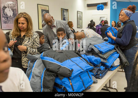 Detroit, Michigan, USA. 17 Jan, 2018. Hyundai Motor America a distribué 1 000 manteaux d'hiver pour les enfants de l'école élémentaire et intermédiaire à Carstens Academy dans le cadre de son programme annuel de manteaux pour les enfants. Crédit : Jim West/Alamy Live News Banque D'Images