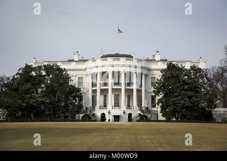 Washington, District de Columbia, Etats-Unis. 17 Jan, 2018. La Maison Blanche, en tant que Président américain Donald Trump se rend à la capitale américaine pour une médaille d'or du congrès, cérémonie à Washington, DC, États-Unis, le mercredi, Janvier 17, 2018. Photographe : Al Drago/Bloomberg.Crédit : Al Drago/Piscine via CNP Crédit : Al Drago/CNP/ZUMA/Alamy Fil Live News Banque D'Images