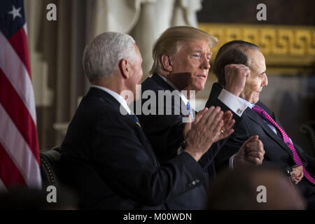 Washington, District de Columbia, Etats-Unis. 17 Jan, 2018. Le Président américain Donald Trump pompes son poing qu'il est rejoint par le Vice-président américain Mike Pence, à gauche, et l'ancien sénateur Bob Dole, avant d'être présenté avec la médaille d'or du congrès, au Capitole, à Washington, DC, États-Unis, le mercredi, Janvier 17, 2018. Photographe : Al Drago/Bloomberg.Crédit : Al Drago/Piscine via CNP Crédit : Al Drago/CNP/ZUMA/Alamy Fil Live News Banque D'Images