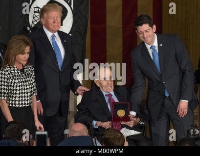 Washington DC, USA. 17 Jan, 2018. Le président de la United States House Paul Ryan (républicain du Wisconsin) présente la Médaille d'or du Congrès à l'ancien sénateur Bob Dole (républicain du Kansas) dans la rotonde du Capitole. Le congrès a commandé des médailles d'or comme sa plus haute expression de la gratitude pour les réalisations remarquables et les contributions. Dole a servi au Congrès de 1961 à 1996, était le leader du Sénat GOP de 1985 à 1996, et a été le candidat du Parti Républicain de 1996 à la présidence des États-Unis. Credit : MediaPunch Inc/Alamy Live News Banque D'Images