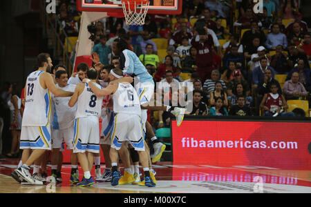 Caracas, Distrito Capital, au Venezuela. 2e août, 2013. 01 septembre, 2013. Les joueurs uruguayens célèbrent la victoire de leur équipe contre le Brésil, après le match de la première phase de la FIBA Amériques Basket-ball Coupe du Monde 2013 avant, à Caracas, Venezuela. Photo : Juan Carlos Hernandez Crédit : Juan Carlos Hernandez/ZUMA/Alamy Fil Live News Banque D'Images