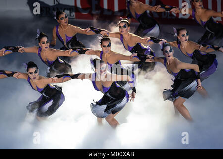 Moscou, Russie. 17 Jan, 2018. Artistes jouent lors de la cérémonie d'ouverture de la finale du Championnat d'Europe de patinage artistique 2018 à Moscou, Russie, le 17 janvier 2018. Credit : Evgeny Sinitsyn/Xinhua/Alamy Live News Banque D'Images