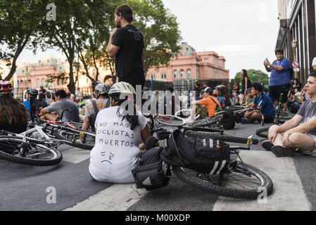 Int. 17 Jan, 2018. 2018, 17 janvier, Buenos Aires, Argentine.- Les cyclistes organiser un grand vélo-route de National Congress Plaza de Mayo (Place de mai) parce que trois cyclistes ont été tués et plus de course en bus à Buenos Aires Ville les premiers jours de janvier (3, 4 et 10 janvier), et la demande pour la sécurité routière. Credit : Julieta Ferrario/ZUMA/Alamy Fil Live News Banque D'Images