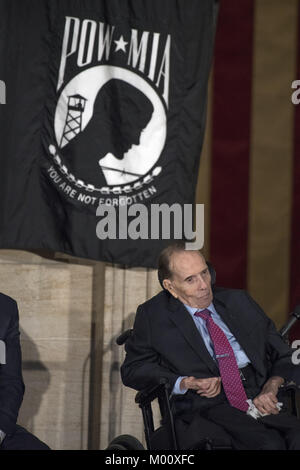 17 janvier 2018 - Washington, District de Columbia, États-Unis d'Amérique - l'ancien sénateur Bob Dole (républicain du Kansas) est à l'écoute de discours à une cérémonie de remise de la médaille d'or du congrès en son honneur qui a été également suivie par le président américain, Donald J. Trump dans la rotonde du Capitole le mercredi 17 janvier, 2017. Le congrès a commandé des médailles d'or comme sa plus haute expression de la gratitude pour les réalisations remarquables et les contributions. Dole a servi au Congrès de 1961 à 1996, était le leader du Sénat GOP de 1985 à 1996, et a été le Parti républicain 1996 Banque D'Images