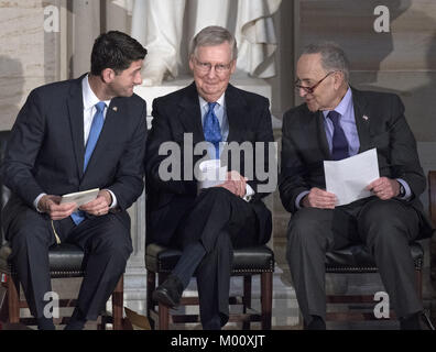 17 janvier 2018 - Washington, District de Columbia, États-Unis d'Amérique - Le Président de la Chambre des représentants des Etats-Unis Paul Ryan (républicain du Wisconsin) s'entretient avec nous Le Leader de l'opposition au Sénat Chuck Schumer (démocrate de New York), le droit, en tant que chef de la majorité au sénat américain Mitch McConnell (républicain du Kentucky), centre, à l'écoute au cours d'une cérémonie en l'honneur de la médaille d'or du Congrès, l'ancien sénateur Bob Dole (républicain du Kansas) qui a également été suivi par le président américain, Donald J. Trump dans la rotonde du Capitole le mercredi 17 janvier, 2017. Med or a commandé des congrès Banque D'Images