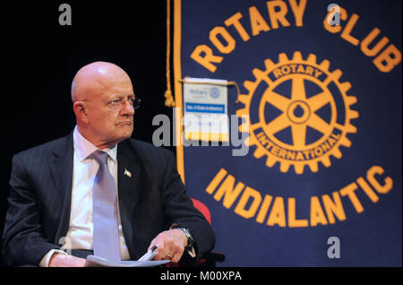 Melbourne, United States. 17 Jan, 2018. Ancien directeur du Renseignement National, James R. Clapper, Jr. (Ret.), attend d'être présenté pour recevoir le Paul Harris Fellowship Award le 17 janvier 2018 au King, Centre for the Performing Arts à Melbourne, en Floride. Le prix est la plus haute distinction du Rotary International, et a été présenté par le Club Rotary de Indialantic, en Floride. Crédit : Paul Hennessy/Alamy Live News Banque D'Images