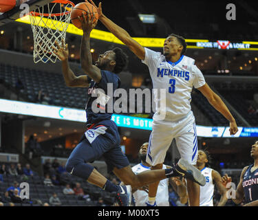 16 janvier, 2018 ; Memphis, TN, USA ; UConn Huskies guard, ANTWOINE ANDERSON(0), va pour le lay-up que Memphis Tigers guard, Jérémie MARTIN(3), tente de bloquer. Les Memphis Tigers défait les Huskies de UConn, 73-49, à la FedEx Forum. Kevin Langley/CSM Banque D'Images