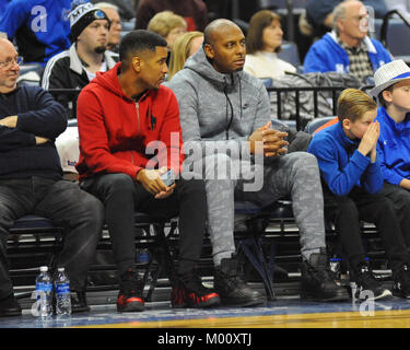 16 janvier, 2018 ; Memphis, TN, USA ; NBA superstar, PENNY HARDAWAY, regarde le match de basket-ball de NCAA D1 de l'UConn Huskies et les Memphis Tigers. Les Memphis Tigers défait les Huskies de UConn, 73-49, à la FedEx Forum. Kevin Langley/CSM Banque D'Images