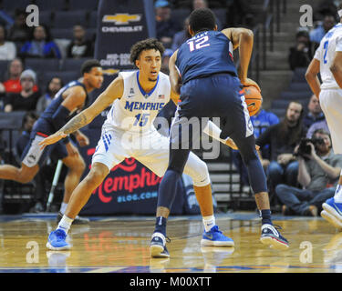 16 janvier, 2018 ; Memphis, TN, USA ; Memphis Tigers de l'avant, DAVID NICKELBERRY(15), tente d'arrêter le lecteur de UConn Huskies avant, TYLER POLLEY(12). Les Memphis Tigers défait les Huskies de UConn, 73-49, à la FedEx Forum. Kevin Langley/CSM Banque D'Images