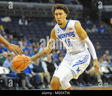 16 janvier, 2018 ; Memphis, TN, USA ; Memphis Tigers de l'avant, DAVID NICKELBERRY(15), dans l'action contre UConn. Les Memphis Tigers défait les Huskies de UConn, 73-49, à la FedEx Forum. Kevin Langley/CSM Banque D'Images