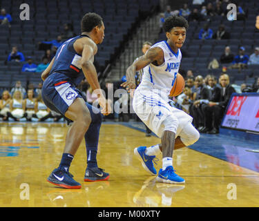 16 janvier, 2018 ; Memphis, TN, USA ; Memphis Tigers guard, KAREEM BREWTON Jr.(5), les tentatives de manoeuvre passé UConn Huskies guard, VITAL CHRÉTIENNE(1). Les Memphis Tigers défait les Huskies de UConn, 73-49, à la FedEx Forum. Kevin Langley/CSM Banque D'Images