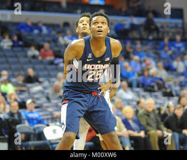 16 janvier, 2018 ; Memphis, TN, USA ; UConn Huskies de l'avant, Josh CARLTON(25), attend que le rebond dans le basket-ball de NCAA D1 match contre Memphis. Les Memphis Tigers défait les Huskies de UConn, 73-49, à la FedEx Forum. Kevin Langley/CSM Banque D'Images