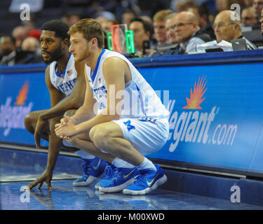 16 janvier, 2018 ; Memphis, TN, USA ; Memphis Tigers guard, EVIN ANS(14), et Memphis Tigers de l'avant, JESSE JOHNSON(31), attendre pour l'entrée dans le jeu. Les Memphis Tigers défait les Huskies de UConn, 73-49, à la FedEx Forum. Kevin Langley/CSM Banque D'Images