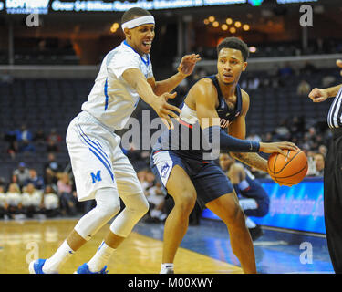 16 janvier, 2018 ; Memphis, TN, USA ; UConn Huskies guard, JALEN ADAMS(4), recherche pour une ouverture que Memphis Tigers avant, JIMARIO D'EAU(2), se défend. Les Memphis Tigers défait les Huskies de UConn, 73-49, à la FedEx Forum. Kevin Langley/CSM Banque D'Images