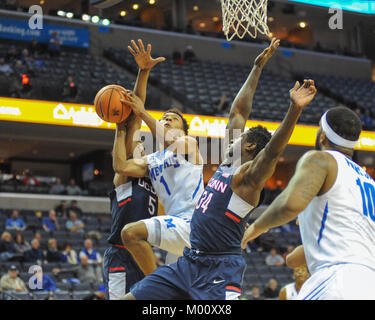 16 janvier, 2018 ; Memphis, TN, USA ; Memphis Tigers guard, JAMAL JOHNSON(1), des lecteurs pour le cerceau à travers une mer de UConn défenseurs. Les Memphis Tigers défait les Huskies de UConn, 73-49, à la FedEx Forum. Kevin Langley/CSM Banque D'Images