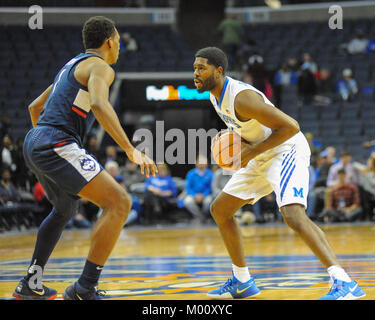 16 janvier, 2018 ; Memphis, TN, USA ; Memphis Tigers de l'avant, JESSE JOHNSON(31), recherche une ouverture comme l'UConn fait obstacle à la défense de l'unité. Les Memphis Tigers défait les Huskies de UConn, 73-49, à la FedEx Forum. Kevin Langley/CSM Banque D'Images