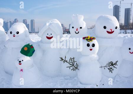 Harbin, Harbin, Chine. 13 Jan, 2018. Harbin, Chine 13ème Janvier 2018 : environ 2 018 bonhommes de neige peut être vu à un snow parc d'Harbin, dans la province du nord-est de la Chine, 13 janvier, 2018. Crédit : SIPA Asie/ZUMA/Alamy Fil Live News Banque D'Images