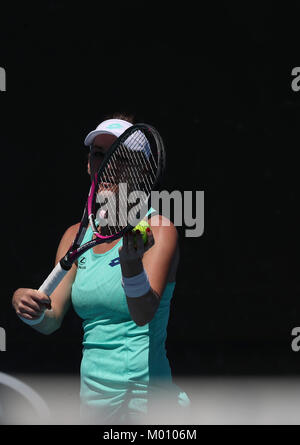 Melbourne, Australie. 18 janvier, 2018. Agnieszka Radwanska de Pologne au cours de la concurrence féminin deuxième tour contre Lesia Tsurenko de l'Ukraine à l'Open d'Australie 2018 à Melbourne, Australie, le 18 janvier 2018. Radwanska a gagné 2-1. Credit : Bai Xuefei/Xinhua/Alamy Live News Banque D'Images