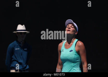 Melbourne, Australie. 18 janvier, 2018. Agnieszka Radwanska de Pologne réagit au cours de la deuxième série de match contre Lesia Tsurenko de l'Ukraine à l'Open d'Australie 2018 à Melbourne, Australie, le 18 janvier 2018. Radwanska a gagné 2-1. Credit : Bai Xuefei/Xinhua/Alamy Live News Banque D'Images