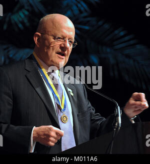 Melbourne, USA. 17 Jan, 2018. Ancien directeur du Renseignement National, James R. Clapper, Jr. (Ret.), fait de commentaires après avoir reçu le Paul Harris Fellowship Award le 17 janvier 2018 au King, Centre for the Performing Arts à Melbourne, en Floride. Le prix est la plus haute distinction du Rotary International, et a été présenté par le Club Rotary de Indialantic, en Floride. Crédit : Paul Hennessy/Alamy Live News Banque D'Images