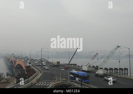 Séoul, Corée du Sud. 18 janvier, 2018. Jan 18, 2018-Séoul, en Korea-Buildings et road sont couvertes d'une poussière de micro et brume épaisse à Séoul, Corée du Sud. Le gouvernement Métropolitain de Séoul a émis un avertissement de poussière, exhortant les gens à rester à l'intérieur. Credit : Ryu Seung Il/ZUMA/Alamy Fil Live News Banque D'Images