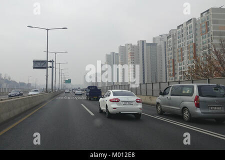 Séoul, Corée du Sud. 18 janvier, 2018. Jan 18, 2018-Séoul, en Korea-Buildings et road sont couvertes d'une poussière de micro et brume épaisse à Séoul, Corée du Sud. Le gouvernement Métropolitain de Séoul a émis un avertissement de poussière, exhortant les gens à rester à l'intérieur. Credit : Ryu Seung Il/ZUMA/Alamy Fil Live News Banque D'Images