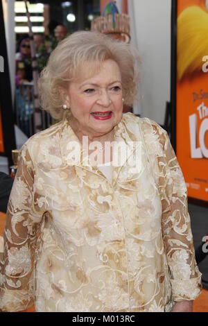 Fichier : Universal City, Californie, USA. Feb 19, 2012. Betty White arrive à la 'Dr. Suess' Le Lorax" Los Angeles premiere at Universal Studios Hollywood le 19 février 2012 à Universal City, en Californie. People : Betty White People : Valerie Bertinelli Betty blanc Credit : tempêtes Media Group/Alamy Live News Banque D'Images