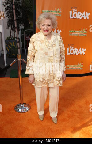 Fichier : Universal City, Californie, USA. Feb 19, 2012. Betty White arrive à la 'Dr. Suess' Le Lorax" Los Angeles premiere at Universal Studios Hollywood le 19 février 2012 à Universal City, en Californie. People : Betty White People : Valerie Bertinelli Betty blanc Credit : tempêtes Media Group/Alamy Live News Banque D'Images