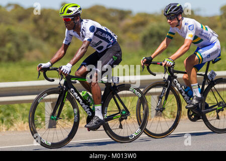 Victor Harbor, Australie. 18 janvier, 2018. L'Australie. 18 janvier, 2018. L'équipe de Nicholas Dlamini de Dimension Data se détacher sur le Tour Down Under Stage 3 18 janvier 2018 Crédit : Darryl Leach/Alamy Live News Banque D'Images