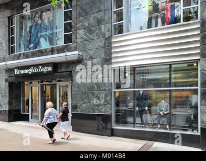 CHICAGO - le 26 juin : Ermenegildo Zegna store au Magnificent Mile le 26 juin 2013 à Chicago. L'entreprise de mode est actuellement l'un des plus grandes entreprises Banque D'Images