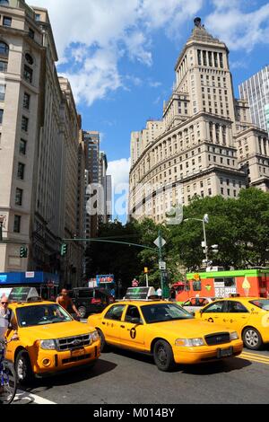 NEW YORK - 4 juillet : ride taxi jaune dans la partie basse de Manhattan le 4 juillet 2013 à New York. À compter de 2012 il y avait 13 237 taxis jaunes enregistré dans Banque D'Images