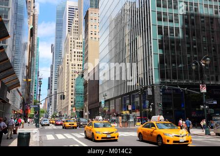 NEW YORK - 4 juillet : les taxis jaune ride le long de la 42e Rue, le 4 juillet 2013 à New York. À compter de 2012 il y avait 13 237 taxis jaunes registere Banque D'Images