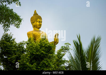 Big Buddha d'or à mountain temple est point le plus élevé de Koh Sumui Banque D'Images