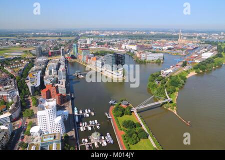 Dusseldorf - ville au nord-ouest de la région de l'Allemagne. Partie de la Ruhr. Vue aérienne avec Hafen (port), le Rhin. Banque D'Images