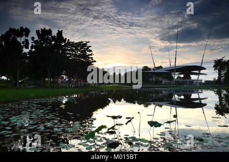 Vue du coucher de soleil au parc public situé à Putrajaya, Malaisie Banque D'Images