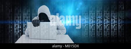 Hacker code informatique anonyme avec interface binaire Banque D'Images