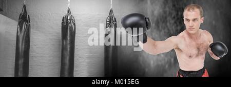 Boxer Homme avec sacs de frappe in gym Banque D'Images