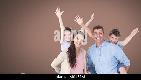 Famille de s'amuser ensemble avec fond brun Banque D'Images