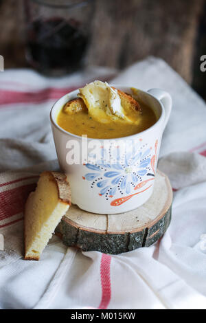 Le fenouil, la citrouille et la soupe aux lentilles avec le curcuma. Banque D'Images
