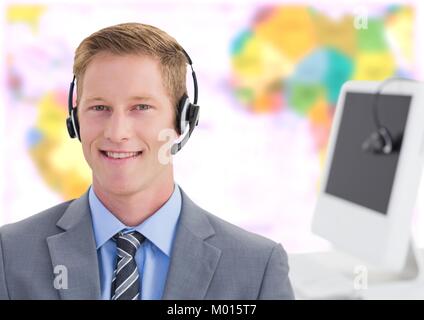 Agent de voyages homme portant un casque en face de la carte du monde Banque D'Images