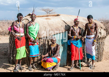 Cinq hommes Massai Samburu adultes posant devant une hutte manyatta traditionnelle dans un village de Samburu, Kenya, Afrique de l'Est Banque D'Images