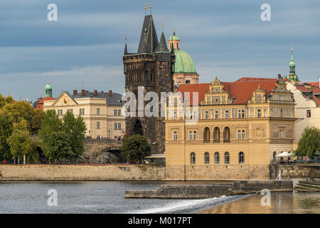 La vieille ville de Prague et le Pont Charles avec la vieille ville Tour Pont vu depuis les rives de la rivière Vltava River baignée de soleil en fin d'après-midi Banque D'Images