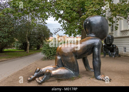 Des bébés en bronze géant à craquer situés dans le parc Kampa de Prague par le sculpteur et artiste tchèque David Cerny, Prague, République tchèque Banque D'Images