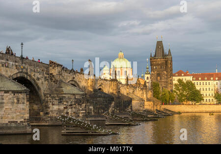 La vieille ville de Prague et le Pont Charles avec la vieille ville Tour Pont vu depuis les rives de la rivière Vltava River baignée de soleil en fin d'après-midi Banque D'Images