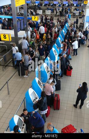 AMSTERDAM, Pays-Bas - 11 juillet 2017 : voyageurs visitent l'aéroport de Schiphol à Amsterdam. Schiphol est le 12e aéroport le plus fréquenté au monde avec plus de tha Banque D'Images