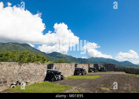 Forteresse de Brimstone sur St Kitts avec volcan en arrière-plan. Banque D'Images